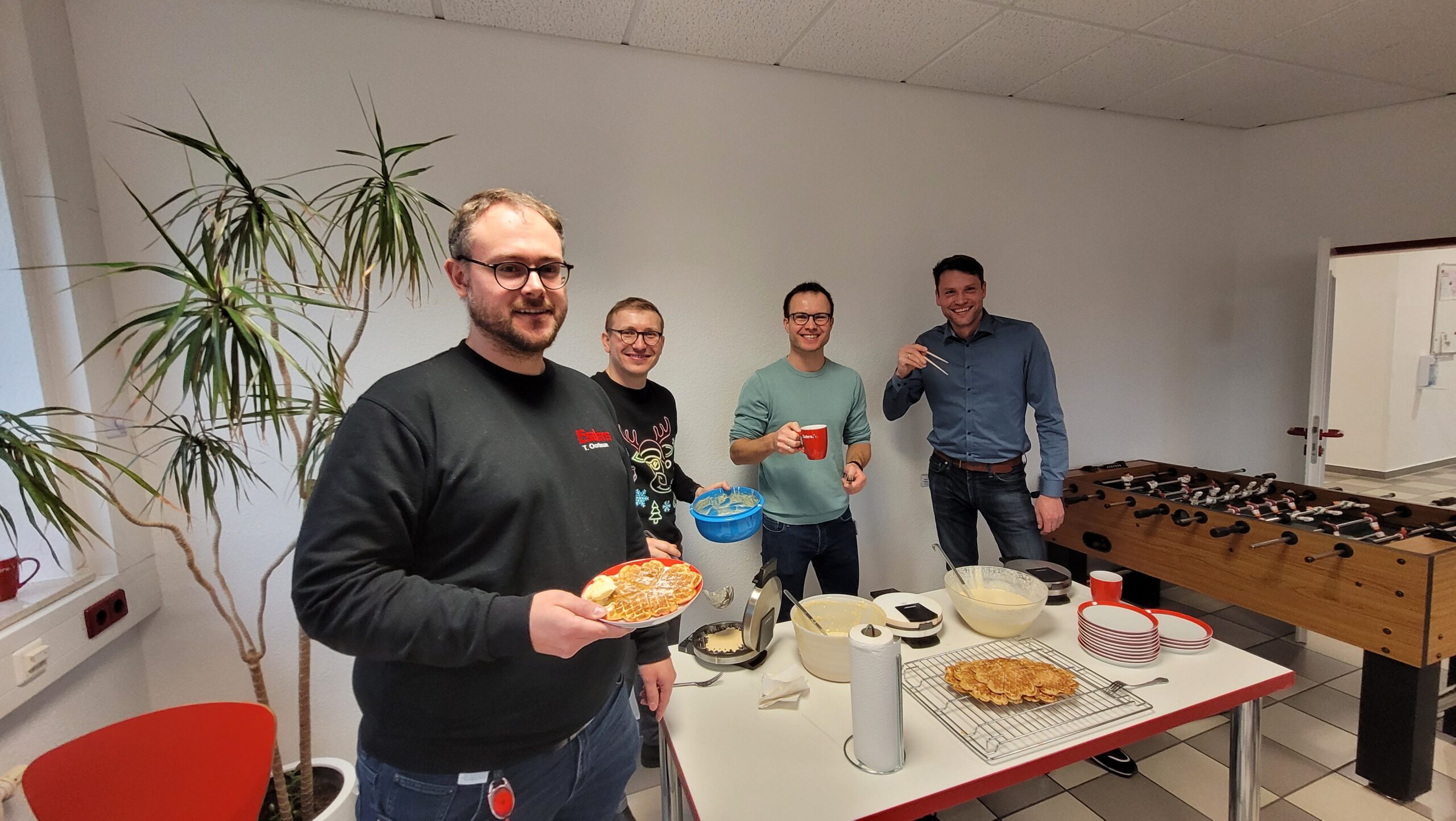 Martin, Stefan und Bernhard Esders beim Waffelnbacken mit Tobias Oortman