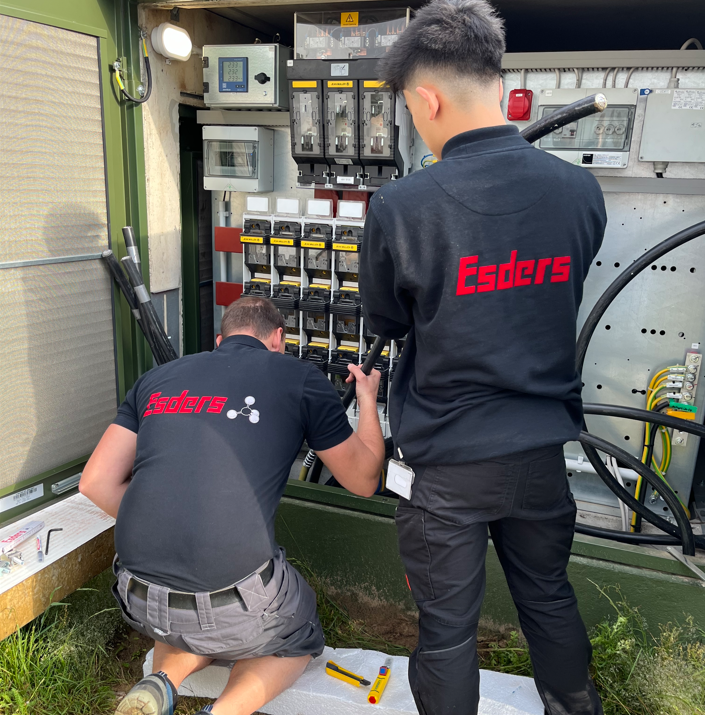 Azubis packen mit an: Elektronikinstallation in unserer neuen Halle