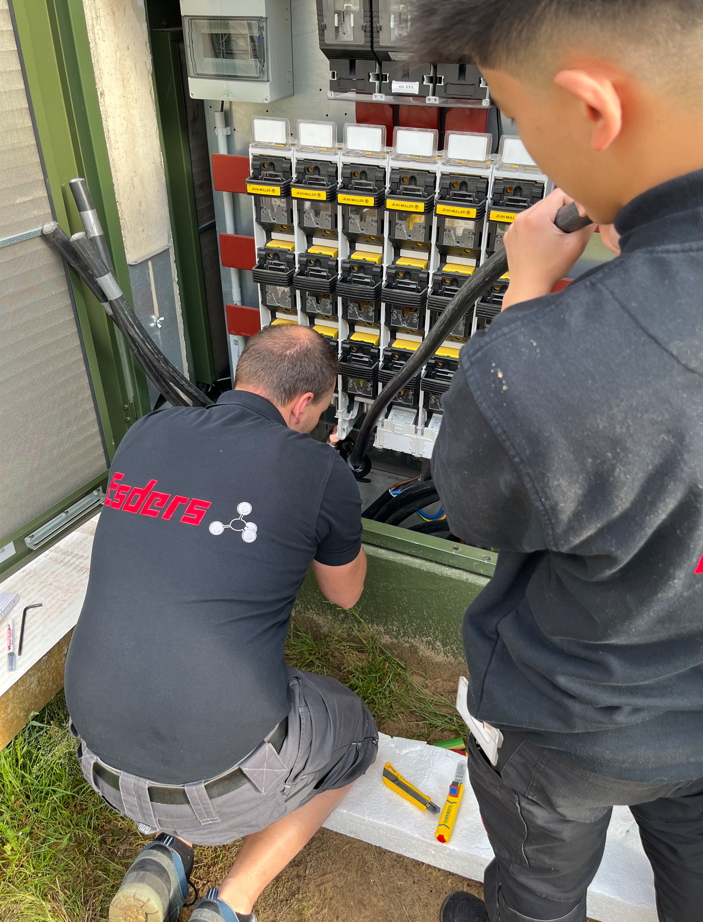 Sascha und Kevin beim Kabel anschließen für die neue Halle